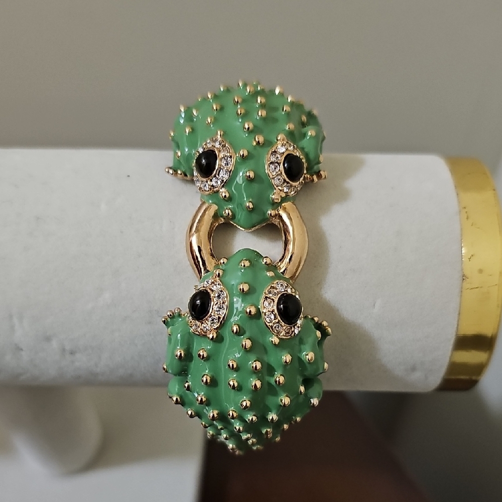 Elegant Green and Gold Bracelet